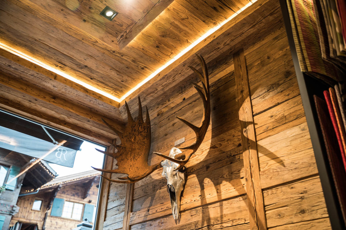 Naturgetreue Hirschgeweihe im Landhausstil